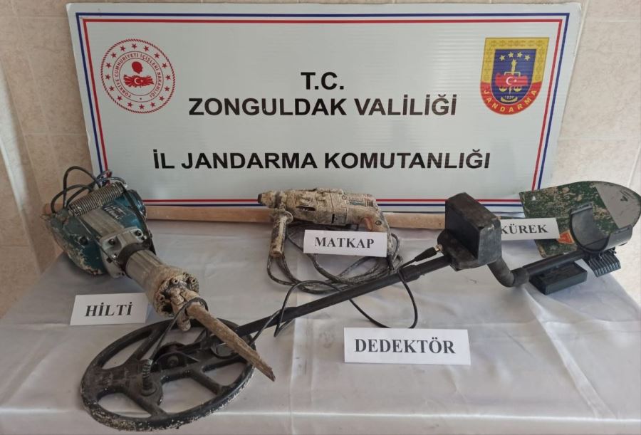 Evinin altında kazı yaparken yakalandı
