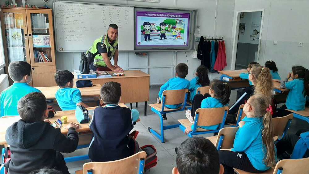 Öğrencilere trafik kuralları kursu