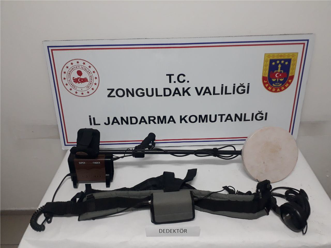 Define ararken yakalandılar
