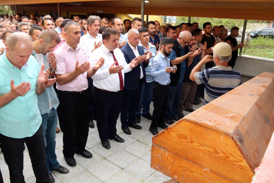 KALP KRİZİNDEN ÖLEN MADENCİ TOPRAĞA VERİLDİ