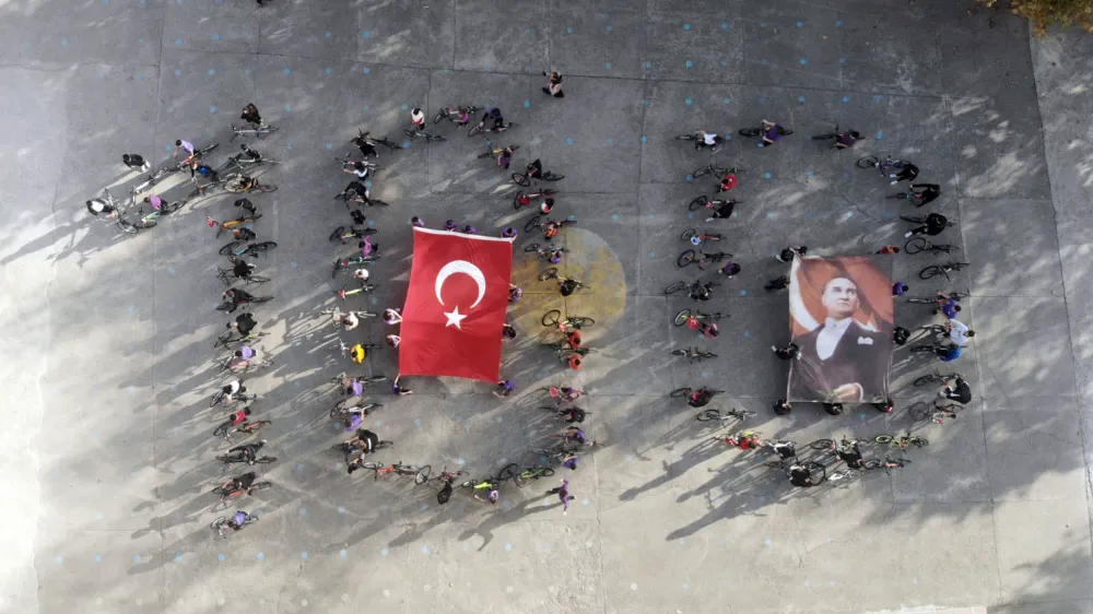 İFA ORTAOKULU’NDAN BİSİKLETLİ 100. YIL KAREOĞRAFİSİ VE BİSİKLET TURU 