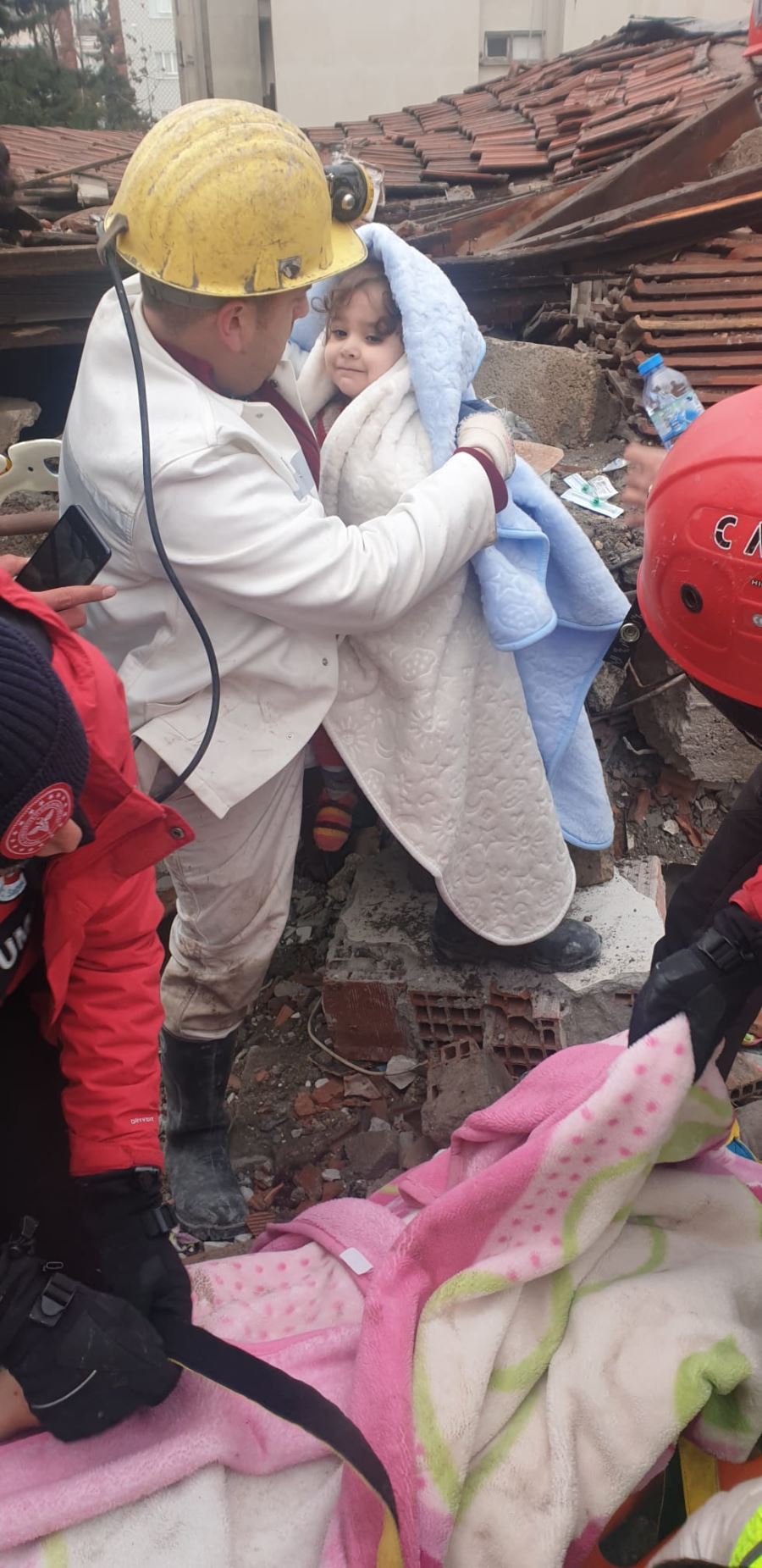 Madencilerimiz zamanla yarışıyor: İkisi çocuk 5 kişilik aileyi kurtardılar