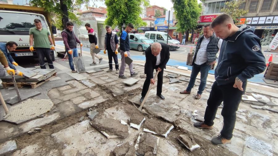 Devrek Belediyesi Cumhuriyet Alanı’nı yenileme çalışmasına başladı.