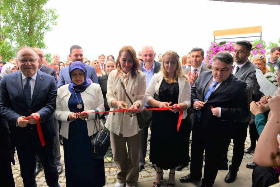 Seran Özölçer’in Kadınlar El Ele Karma Sergisi Açıldı