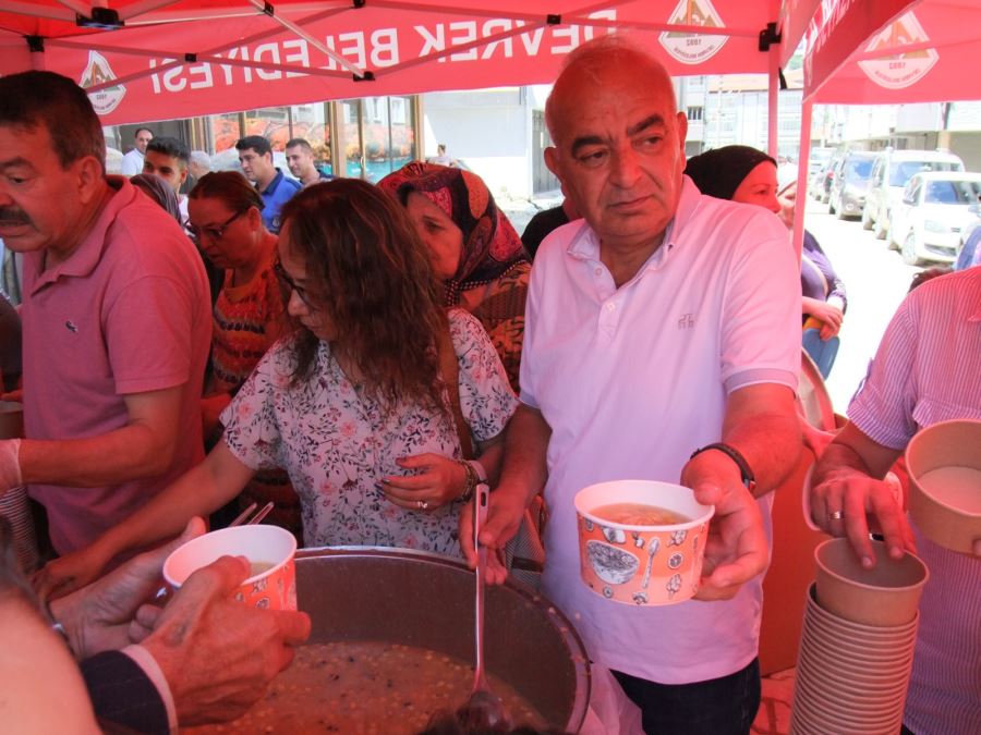 BAŞKAN BOZKURT, VATANDAŞLARA AŞURE İKRAM ETTİ