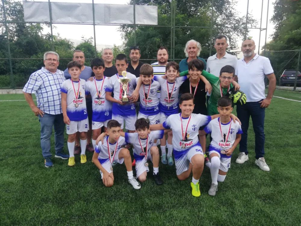 ŞAMPİYON ÜZÜLMEZ, KUPASINI DEMİR’İN ELİNDEN  ALDI