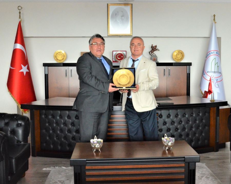 Emekli Olan Personelden Rektör Özölçer’e Ziyaret