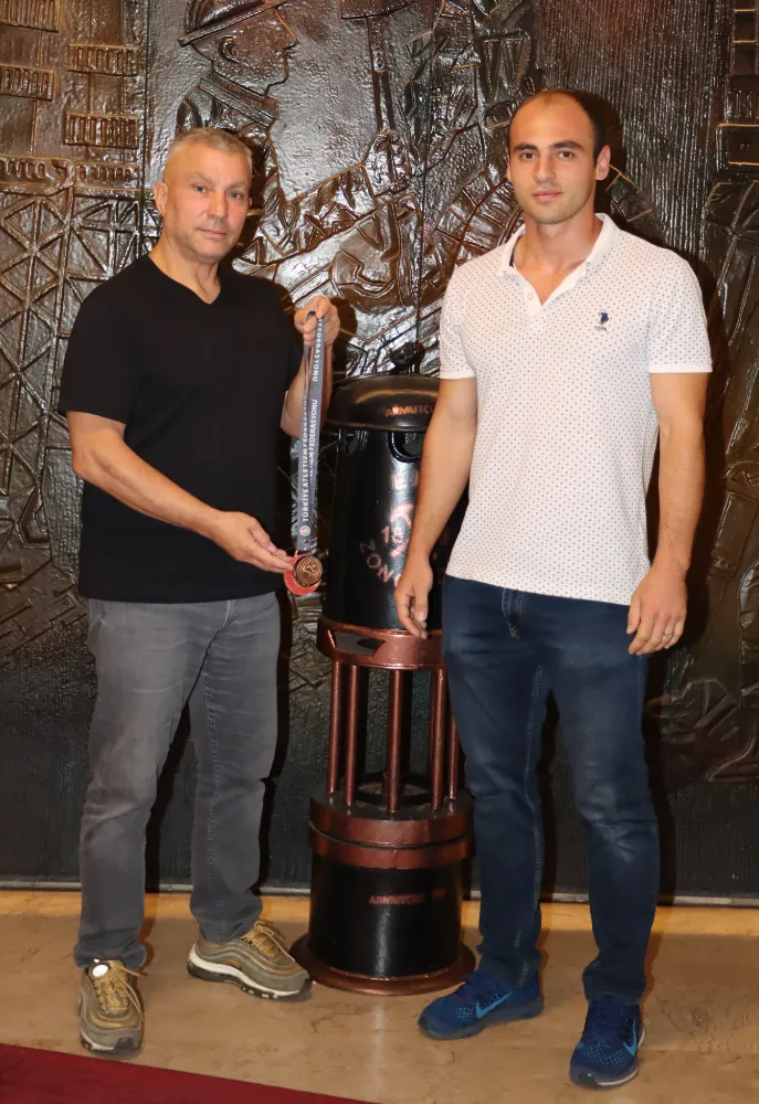 KAZANDIĞI MADALYAYI GMİS’E GÖTÜRDÜ