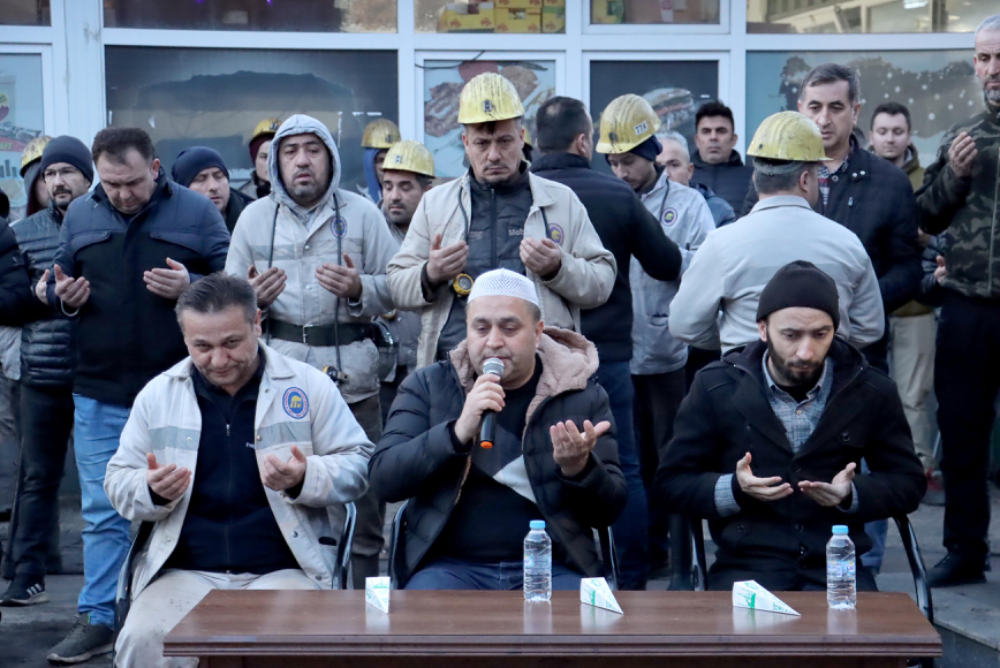Kahramanlar, depremde hayatını kaybeden canları unutmadı