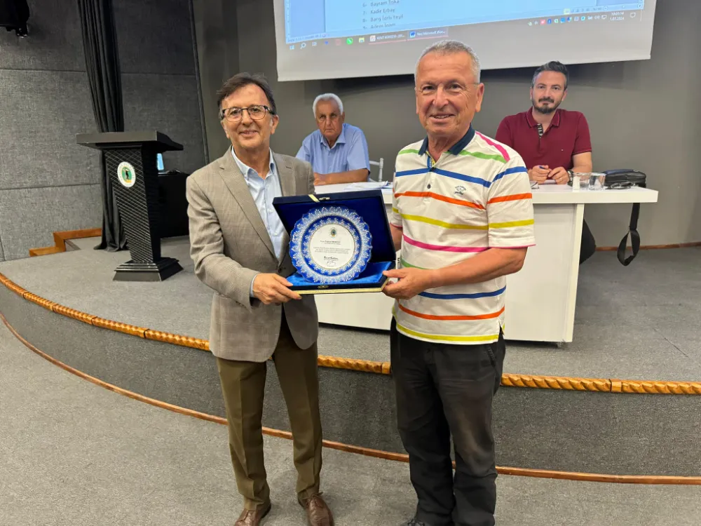 BAŞKAN KANTARCI DERELİ’YE TEŞEKKÜR PLAKETİ VERDİ