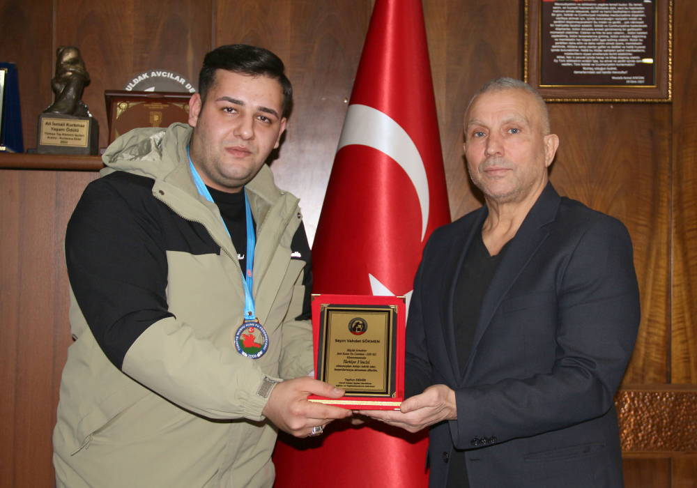 DEMİR’DEN ŞAMPİYON SÖKMEN’E PLAKET