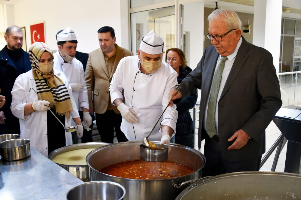 BELEDİYE, SICAK YEMEKLE GÖNÜLLERİ ISITIYOR